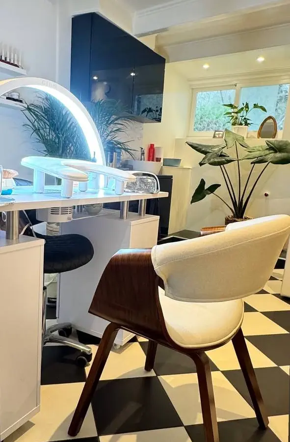 Manicure desk inside Lynn Studio